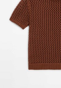 Maglia marrone a maniche corte in maglia con un motivo a rete aperta e orlo a coste; presenta un ampio scollo rotondo per un facile indossamento.