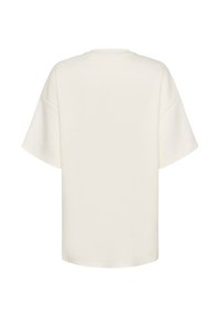 Hétköznapi, off-white, túlságosan laza, rövid ujjú póló hátulról bemutatva, kerek nyakkivágással és lelógó vállvarrásokkal.