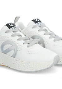 Witte sportschoenen met een gestructureerde bovenkant, grijze accenten en een kenmerkend logo aan de zijkant. Multicolore spikkels op de zool.
