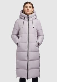 Ljus lavendel puffjacka med huva, framdragkedja och elastiska dragsnören. Har sidofickor och horisontella sömdetaljer.