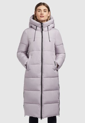 Manteau rembourré lavande clair avec capuche, fermeture éclair à l'avant et cordons élastiques. Comprend des poches latérales et des détails de couture horizontale.