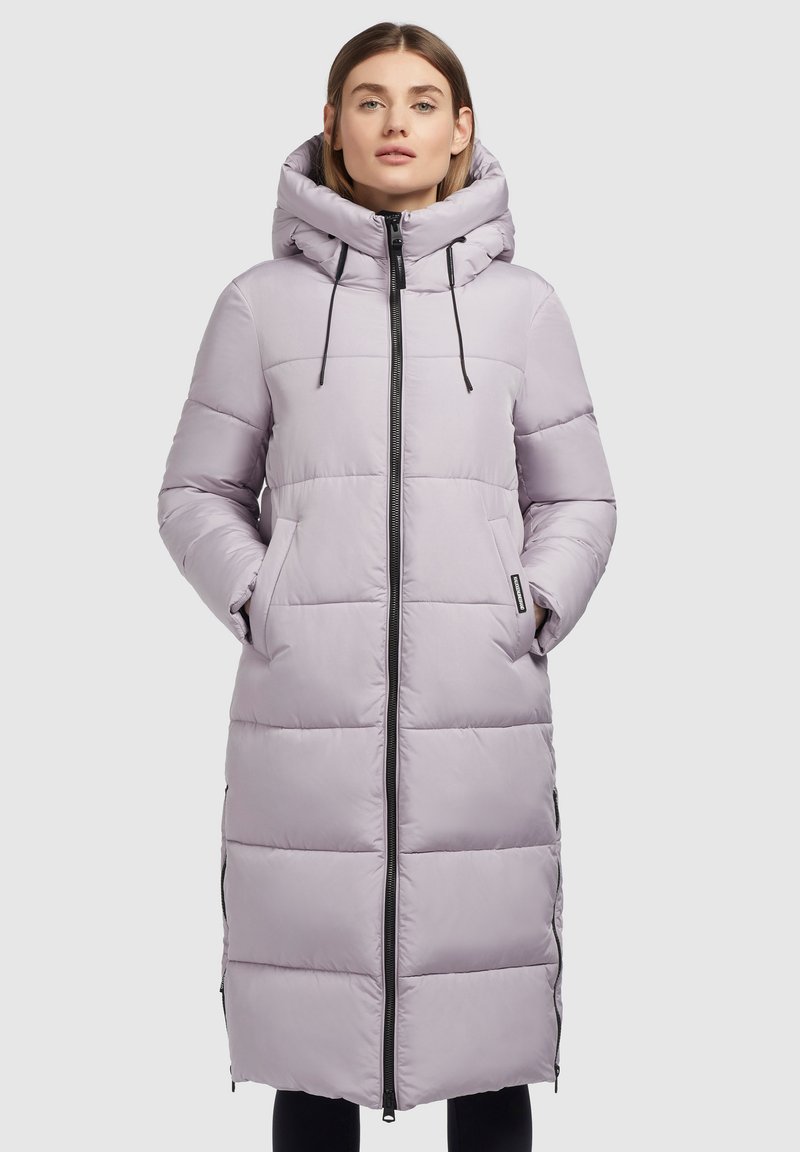Ljus lavendel puffjacka med huva, framdragkedja och elastiska dragsnören. Har sidofickor och horisontella sömdetaljer.