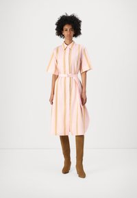 Marimekko PAPERI PUHVELI DRESS - Rochie tip cămașă - rose/light brown