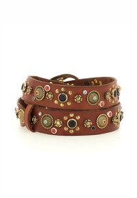 Braccialetto in pelle marrone, decorato con borchie metalliche in oro, nero, rosso e turchese, caratterizzato da motivi circolari e fibbia.