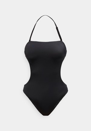 Costum de baie întreg negru cu tăieturi laterale și o singură bretea ajustabilă de tip halter, pe fundal alb.