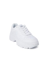 Sneakers bianchi realizzati in pelle sintetica, con suola spessa, punta rotonda, colletto imbottito e motivo testurizzato sui lati.