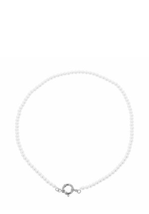 Collana di perle bianche caratterizzata da un design semplice, con perle rotonde e una chiusura in argento. Perle distribuite in modo uniforme con una finitura liscia e lucida.
