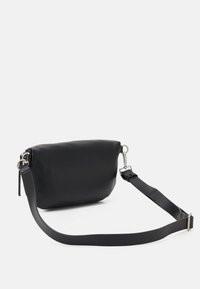 Czarna skórzana torba o gładkiej fakturze, okrągłym kształcie i regulowanym pasku. Wyposażona w srebrne okucia oraz zamek błyskawiczny.