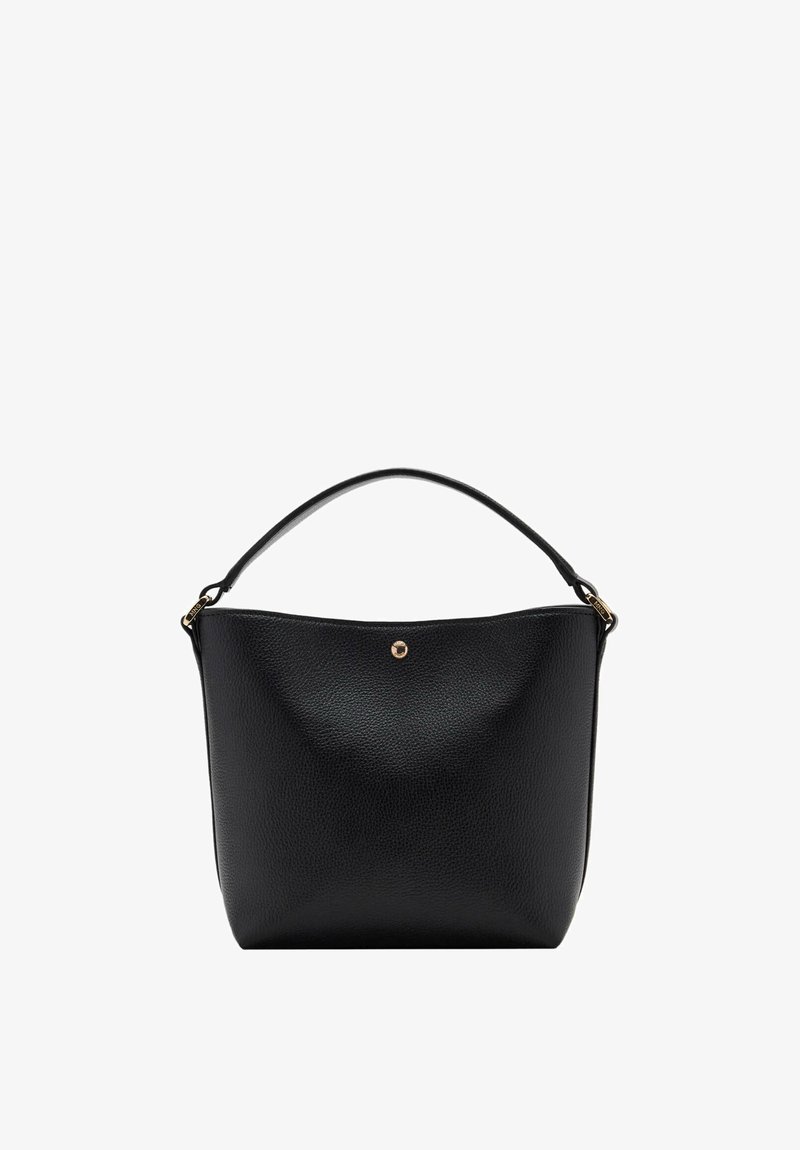 Sac à épaule en cuir texturé noir avec une bandoulière simple et un petit bouton doré sur le devant, fond blanc uni.