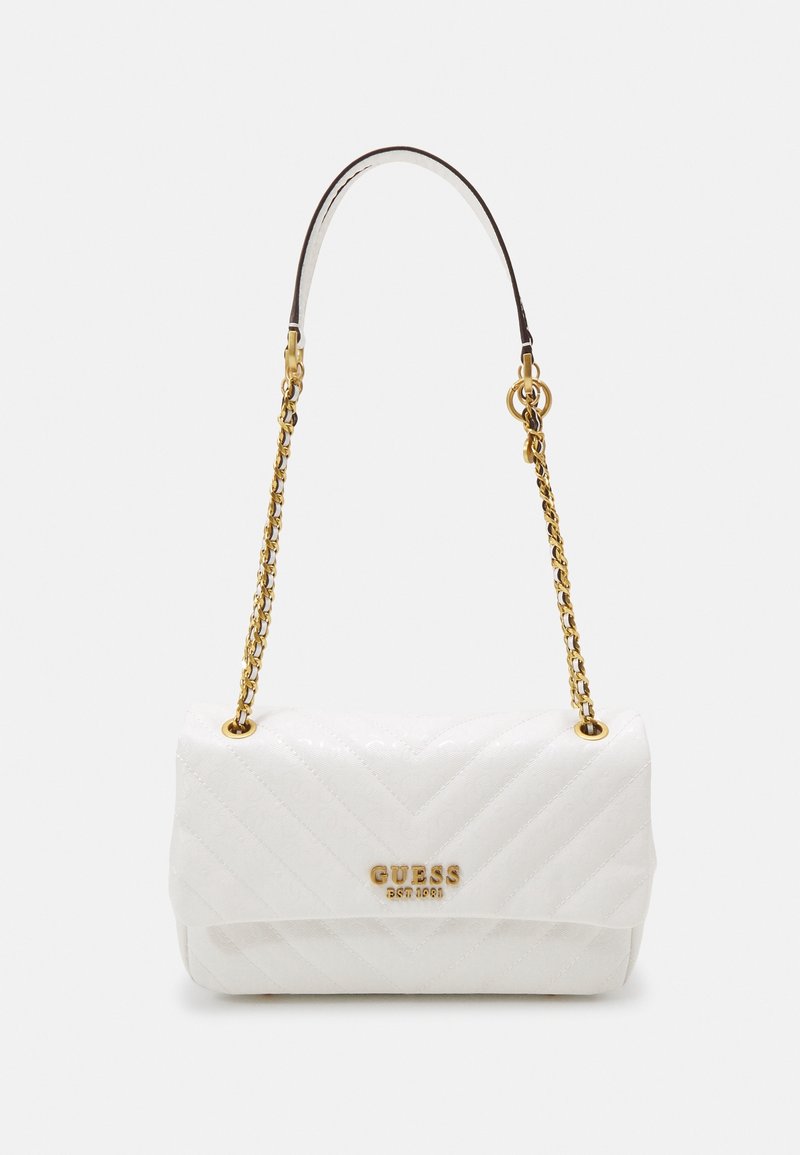 Bílá prošívaná kabelka se zlatým řetízkovým ramenním popruhem a bílou koženou rukojetí. Na přední straně je zlaté logo "GUESS". Hladká textura.