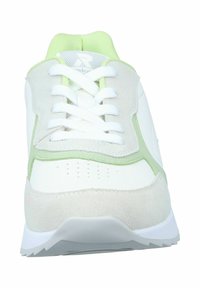 Sneaker bianco e grigio chiaro con accenti verdi, parte superiore in suede e mesh, punta rotonda, colletto imbottito e suola in gomma testurizzata.