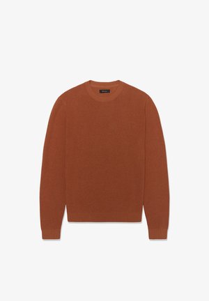 Pull à manches longues couleur rouille avec col rond, poignets et ourlet côtelés, posé à plat sur un fond blanc.