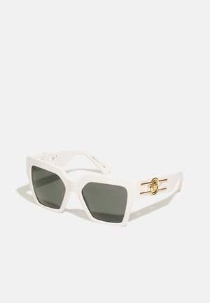 Ochelari de soare din plastic alb, cu o formă geometrică, lentile gri și accesorii din metal de culoare aurie cu un accent cu logo pe lateral.