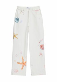 Pantaloni in denim bianco con colorati ricami di conchiglie, una stella marina e altri motivi costieri. Presentano due tasche anteriori e una chiusura con bottone.