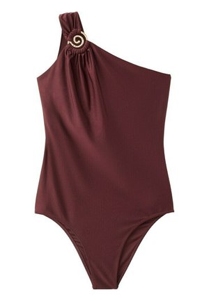 Bañador marrón de un solo tirante con un anillo decorativo circular que imita una concha marina en la correa, tela lisa y un diseño simple y elegante.