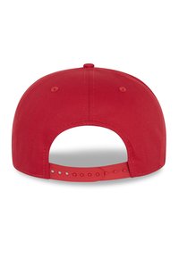 Gorra de béisbol roja con un diseño de tela sólida, cierre ajustable de plástico tipo snapback y una textura suave. Presenta una parte trasera redondeada.