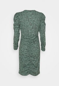 Robe longue à manches longues imprimé animalier vert et noir, dos froncé et épaules bouffantes, longueur genoux, présentée sur fond blanc.