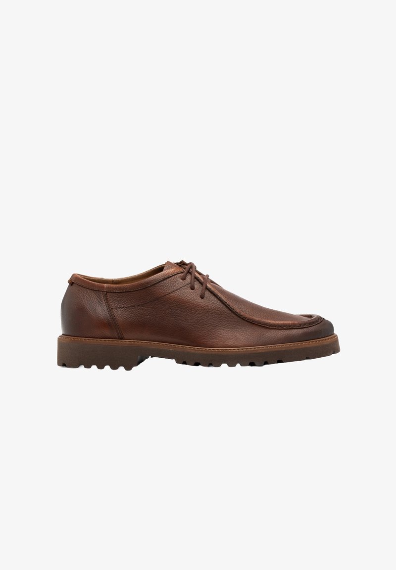 Chaussure homme en cuir marron à lacets avec bout carré arrondi et semelle en caoutchouc robuste, montrée de profil sur fond blanc.