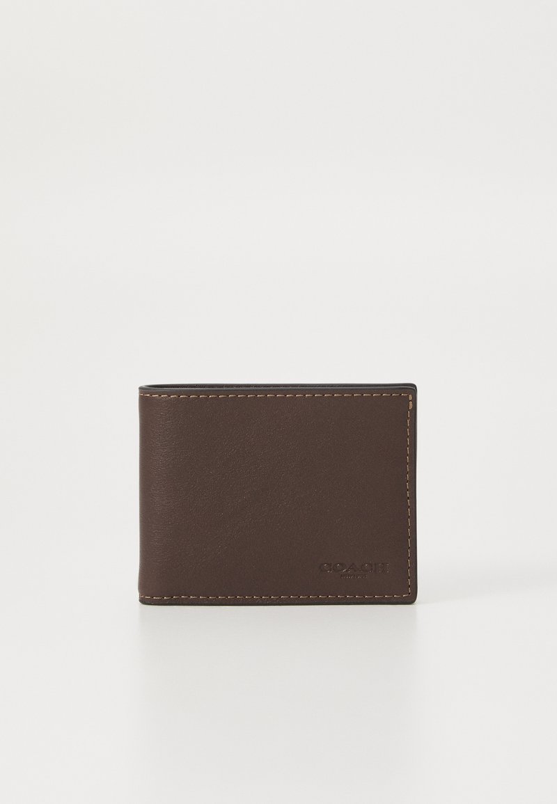 Portafoglio in pelle marrone con linee pulite, cuciture visibili e logo impresso. Forma rettangolare compatta adatta per carte e contante.
