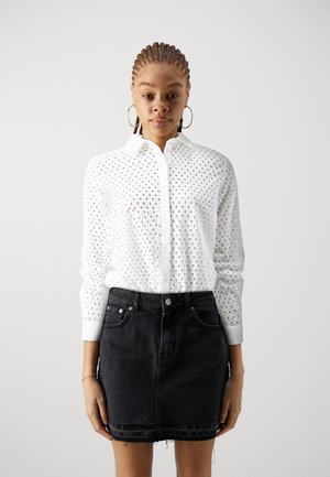 PCANNIKA SHIRT - Button-down blouse - cloud dancer