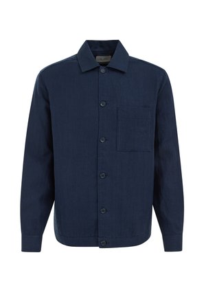 Tengerészkék, gombos dzseki hosszú ujjakkal, bal oldalon mellzsebbel és klasszikus gallérral, fehér háttér előtt bemutatva.