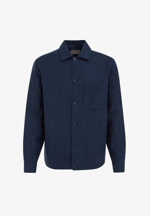 Tengerészkék, gombos dzseki hosszú ujjakkal, bal oldalon mellzsebbel és klasszikus gallérral, fehér háttér előtt bemutatva.