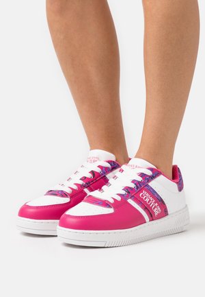 Bílé a růžové tenisky s vzorovaným fialovým svrchem, zaoblenou špičkou, šněrováním v přední části a texturovanou podrážkou. Doplňky zahrnují detaily loga.