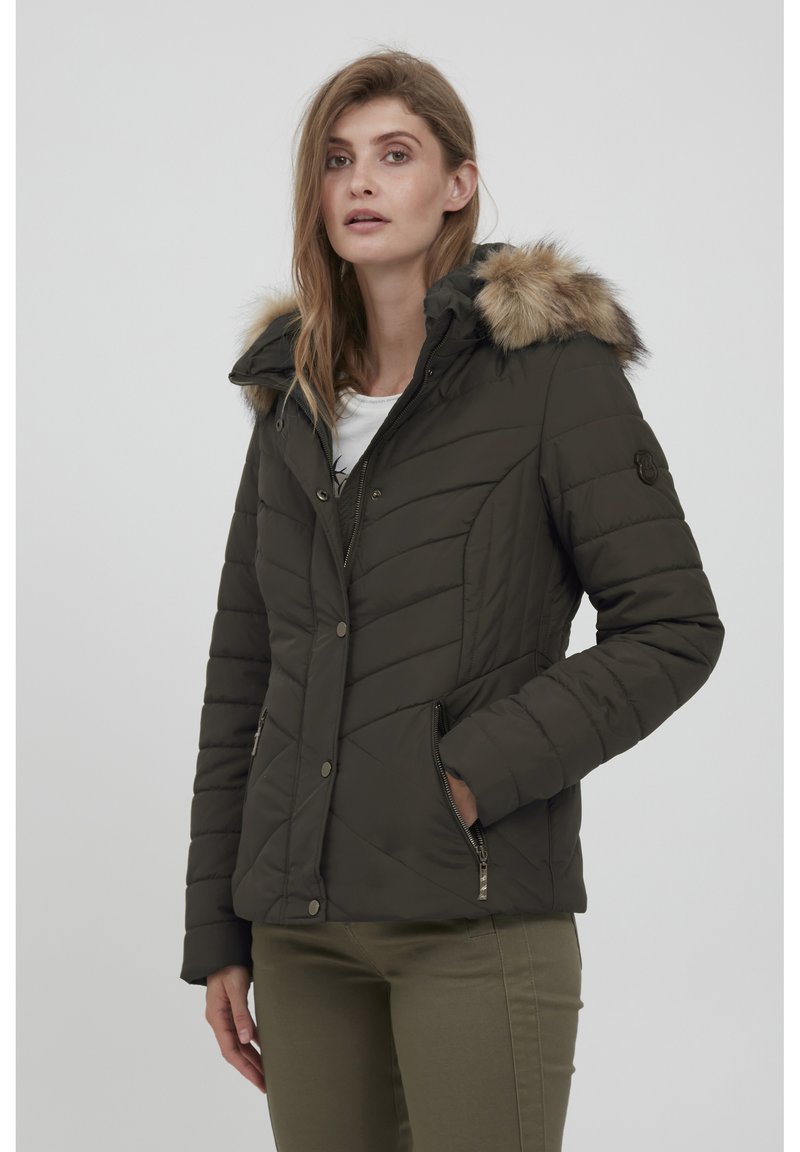 Olivengrøn pufferjakke med aftagelig faux fur hætte, lynlås lommer på siden og diagonale syninger for ekstra struktur.