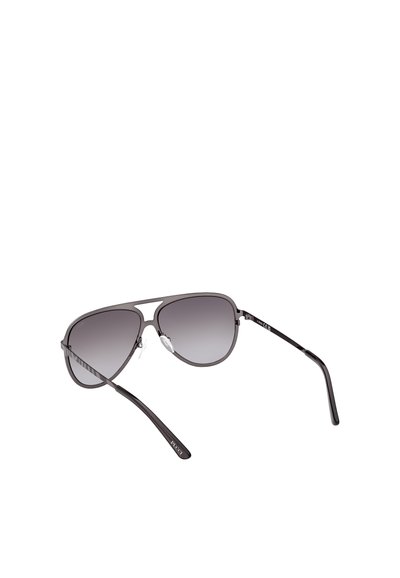 Pilotní sluneční brýle se šedými gradientními čočkami, šedým kovovým rámem a štíhlými černými ramínky se strukturovaným designem a nastavitelnými nosními podložkami.