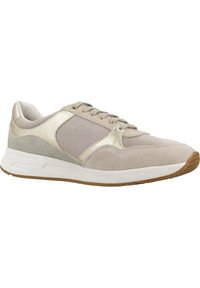 Baskets de sport beige clair avec des matériaux en mesh et en daim, accents métalliques dorés, semelle rembourrée et design de bout arrondi.