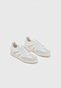 PREDATOR FREESTYLE INDOOR - Ghete de fotbal pentru gazon sintetic - white/off white/gold