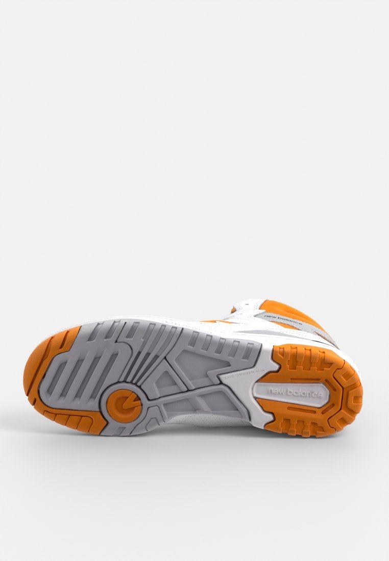 Chaussure de sport blanche avec des accents orange, présentant une semelle en caoutchouc texturée, un design de soutien et le logo "New Balance" sur le côté.