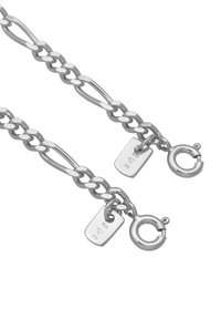 Sterling silver kedja med ovala länkar, utrustad med en hummerlås och två taggar som visar gravyrerna "925" och "A9".