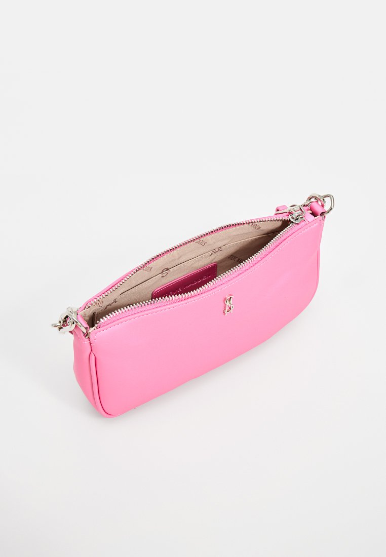 Clutch bag in pelle sintetica rosa con chiusura a zip, hardware argentato, texture liscia e fodera interna con motivo.