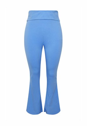 Jasnoniebieskie, rozszerzane spodnie z wysokim stanem, szerokim pasem, gładkiej tkaniny, bez widocznych wzorów czy zdobień.