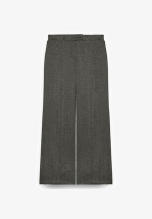 Pantaloni evazați dintr-un material texturat de culoare gri închis, având un front plat, închidere cu nasture și două buzunare frontale, cu un aspect curat și bine croit.