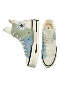 Sneakers alte caratterizzate da una combinazione di tela blu, verde e bianca. Sole di gomma classico e dettaglio iconico del logo a stella. Lacci bianchi.