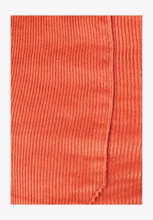 Gestructureerde oranje corduroy stof met verticale ribbels, gekenmerkt door een zachte, fluweelachtige oppervlakte en een schone verticale naad aan één zijde.