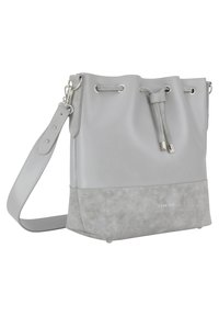 Grijze bucket bag met een soepele leren bovenkant en een suède onderkant. Voorzien van zilverkleurige hardware, trekkoordsluiting en een verstelbare schouderband.