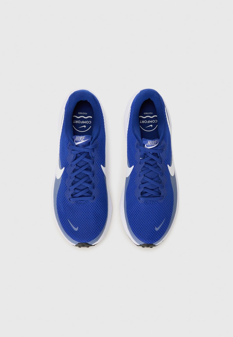 Zapatillas deportivas azules con parte superior de malla, swoosh blanco de Nike, punta redonda y suela blanca en contraste. Cierre de cordones y interior acolchado visibles.