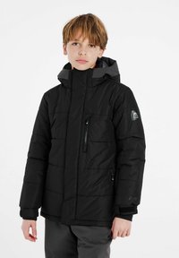 Schwarze Pufferjacke mit Kapuze, ausgestattet mit einer Reißverschlusstasche, elastischen Bündchen und einem strukturierten Stoff. Graue Akzente an der Kapuze und dem Kragen.