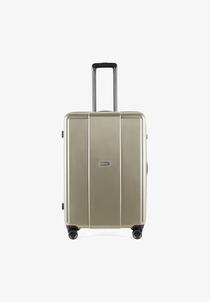 Valise rigide de couleur or métallique, avec une finition texturée, une poignée télescopique, et quatre roues pivotantes noires pour la mobilité.