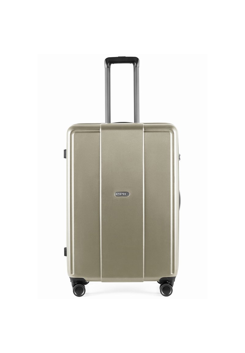 Valise rigide de couleur or métallique, avec une finition texturée, une poignée télescopique, et quatre roues pivotantes noires pour la mobilité.