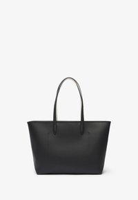 Borsa a tote in pelle nera con una finitura testurizzata, due manici lunghi e un'apertura superiore. Presenta una tasca frontale a soffietto per ulteriore spazio di archiviazione.
