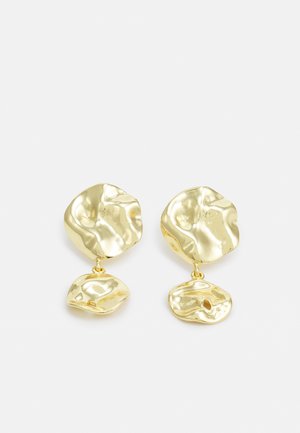 Boucles d'oreilles pendantes dorées présentant un design abstrait et texturé avec deux éléments de forme irrégulière, un plus grand au-dessus et un plus petit en dessous.