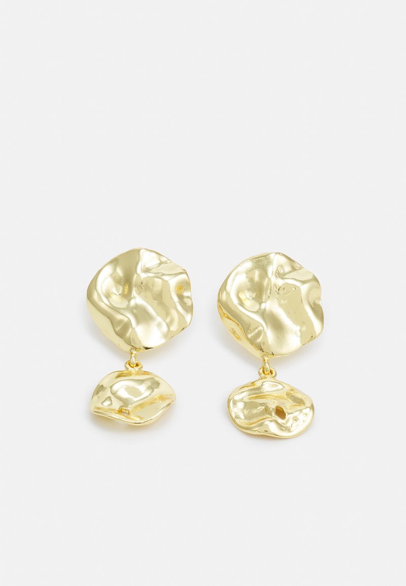 Guldtonade hängande örhängen med en abstrakt, strukturerad design som har två oregelbundet formade element, ett större ovan och ett mindre nedan.