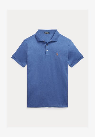 Kék rövid ujjú galléros póló két gombos nyakkivágással és a bal mellrészen hímzett golfjátékos logóval.