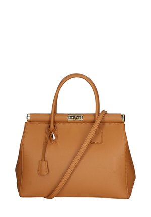 Borsa in pelle tan con forma strutturata, doppi manici e tracolla rimovibile. Presenta una chiusura in tono oro e una superficie testurizzata.