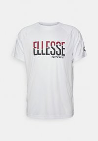 Camiseta deportiva blanca de manga corta con mangas raglán, con un gráfico audaz "ELLESSE SPORT" en rojo y negro en el frente.