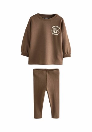Langärmliges, braunes Oberteil mit dem Aufdruck "Bonjour Today" und einer Cartoon-Grafik, kombiniert mit passenden braunen Rippleggings für Kinder.